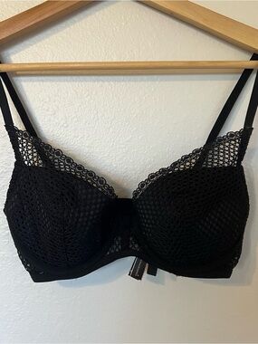 Victoria's Secret Bra Lace Push Up Fishnet Plunge Neckline. Black 32D